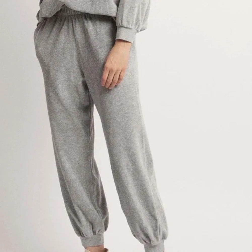 Suzie Kondi high rise pocket pants in velour marble grey